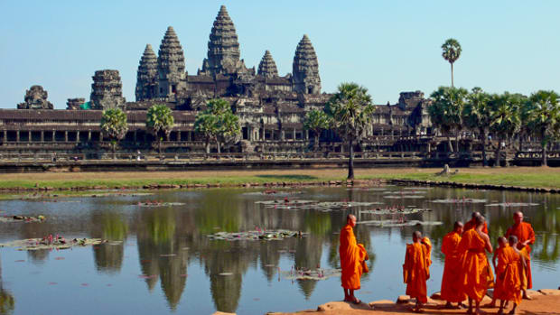 Buddhist_monks_in_front_of_the_Angkor_Wat-Cambodia
