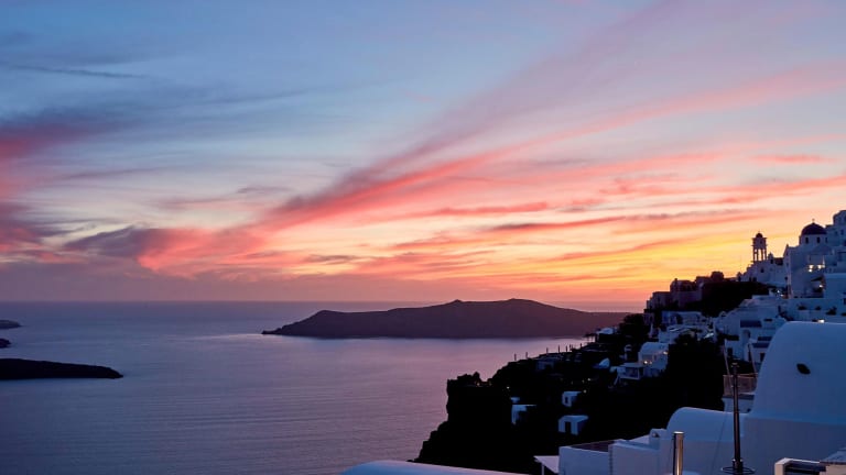 Chartering in the Cyclades in Greece this summer? Here is where you can stay in Santorini pre or post your charter