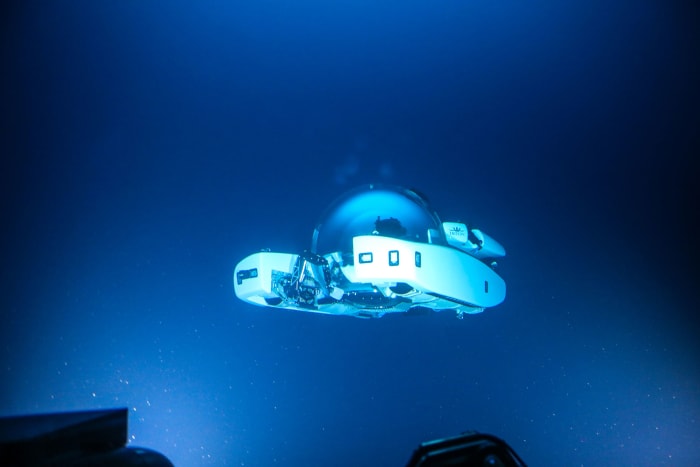 Triton-3300-6-under-water-(c)Triton-Submarines
