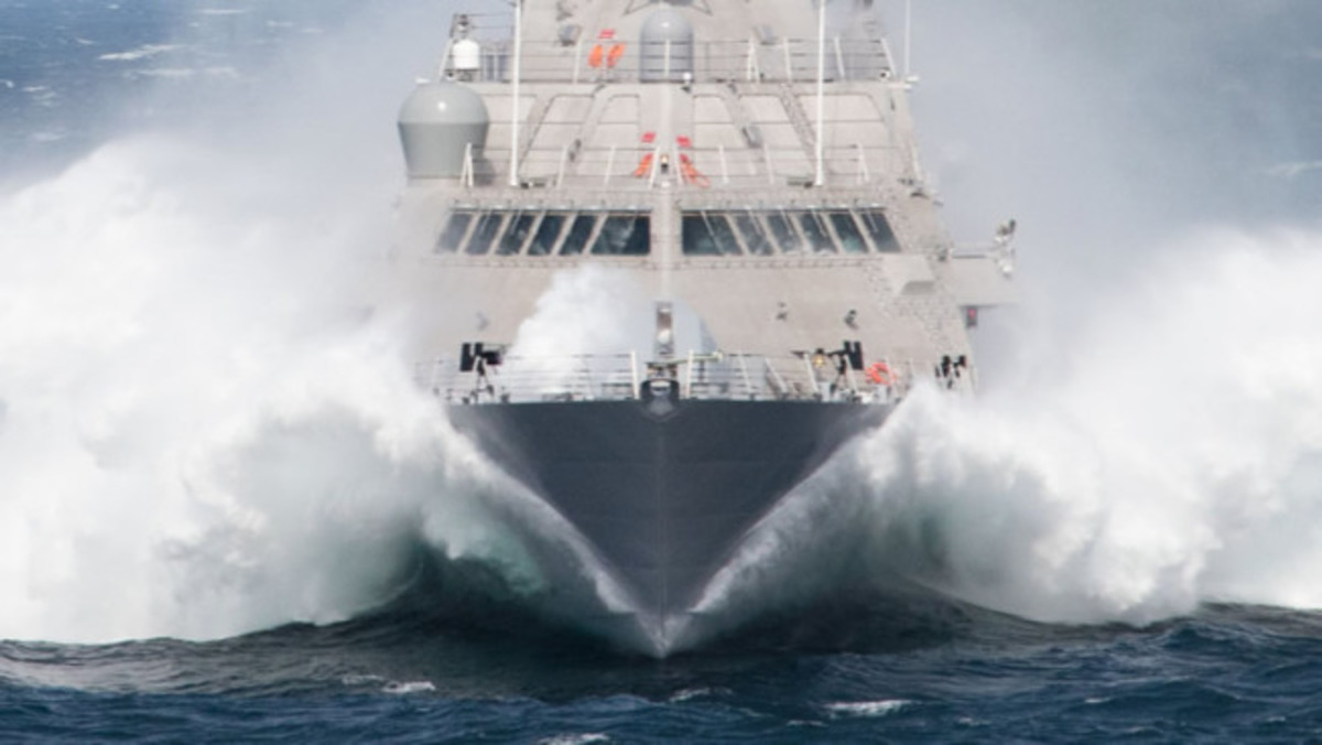 lcs-uss-milwaukee-front-bow-waves-us-navy-photo-cropped-09182015.jpg