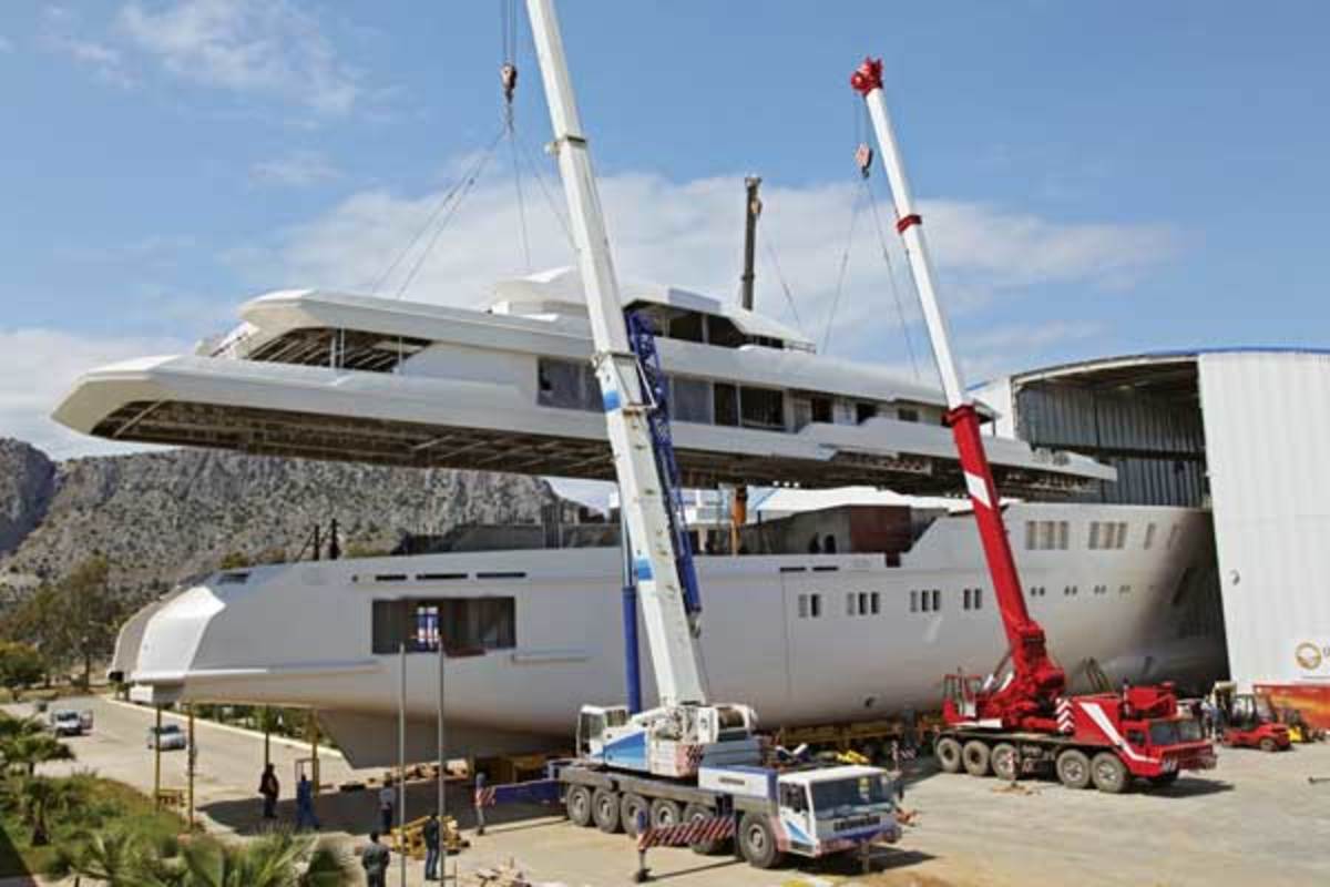 Sunrise's new 207-footer joining hull and superstructure