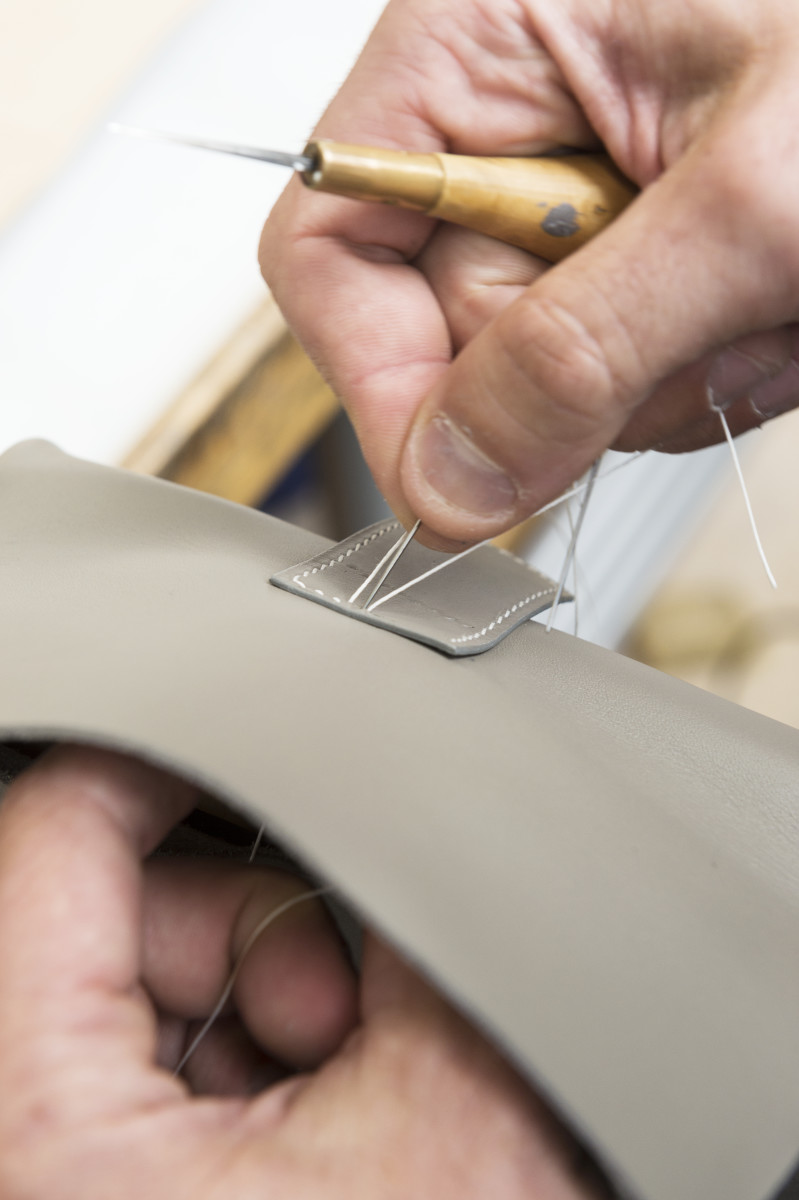 craftsman handstitching cushion elements - vincent leroux