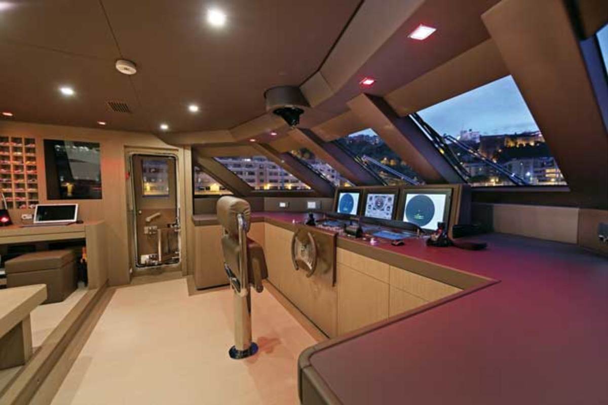 The integrated I-Bridge system by Team Italia provides a clutter-free wheelhouse. In the absence of wing stations, a wireless maneuvering device can be used to pilot the yacht.